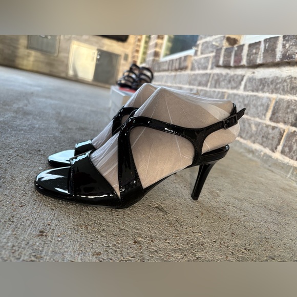 Bandolino Like New Black Patent Leather Heels 6.5 - Picture 4 of 10